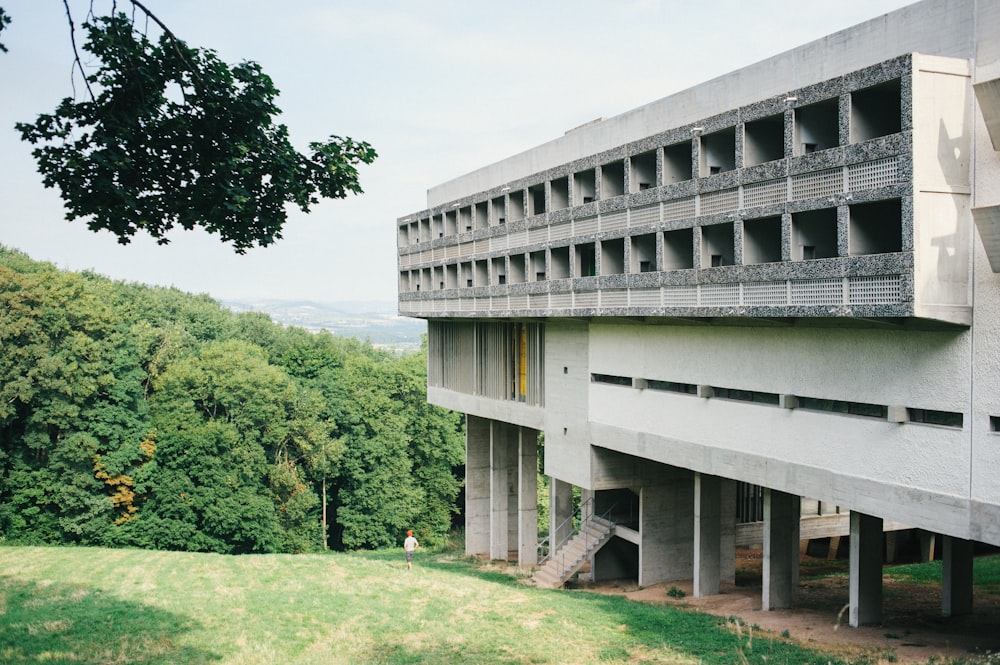 edificio in cemento bianco vicino al campo di erba verde durante il giorno