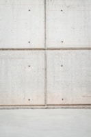 Completed concrete wall showcasing the smooth finish achieved using Grupopemchel's formaletas.