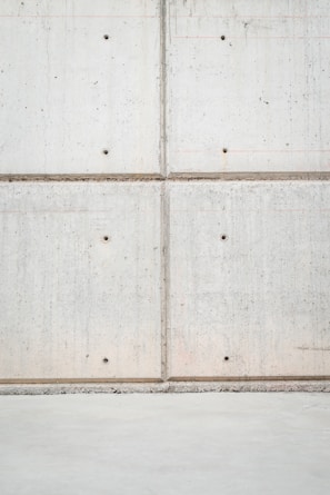 Completed concrete wall showcasing the smooth finish achieved using Grupopemchel's formaletas.