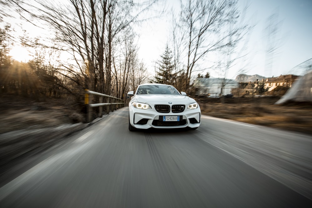 낮 동안 도로에 흰색 BMW 자동차