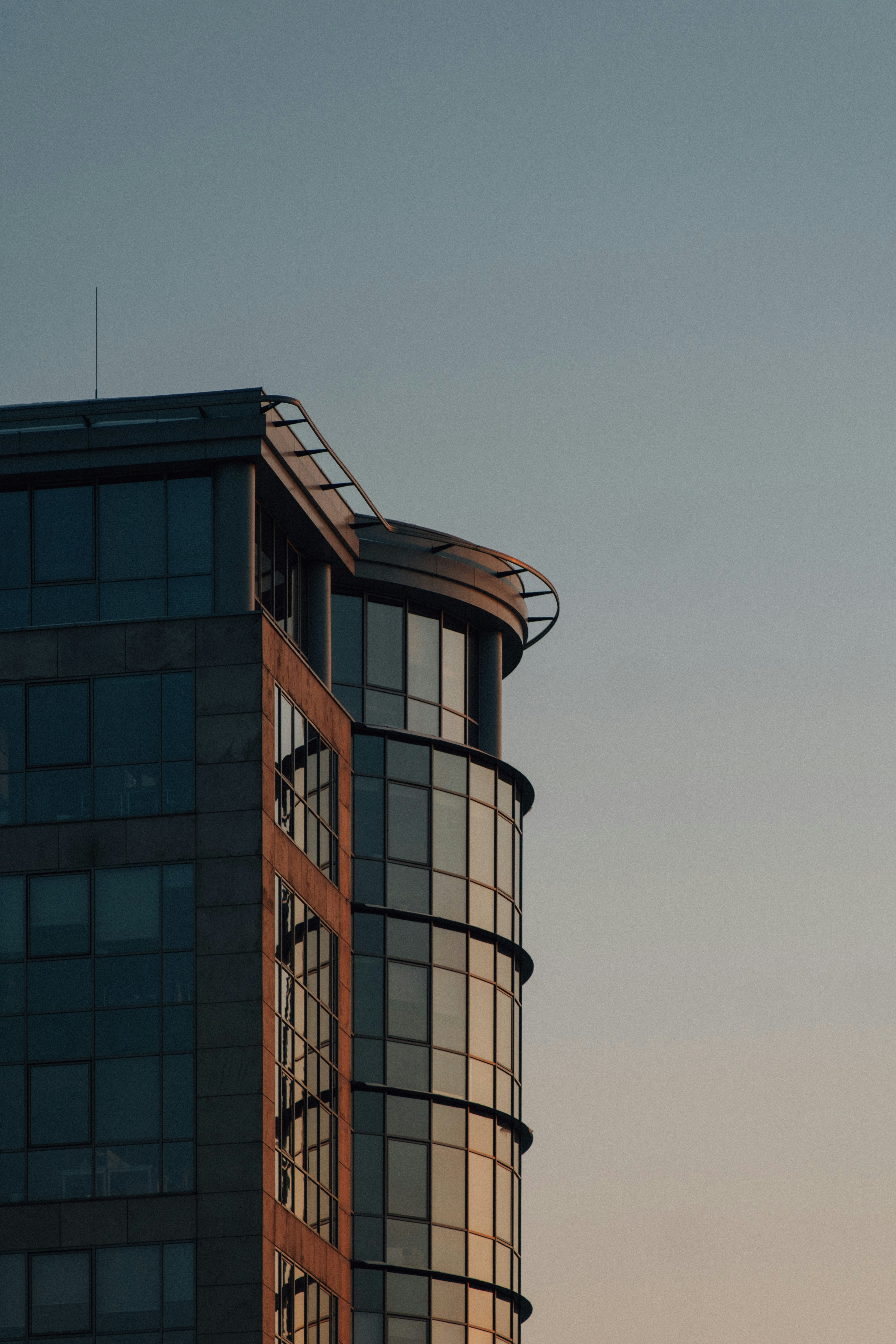 Edificio de hormigón marrón y blanco bajo el cielo azul durante el día