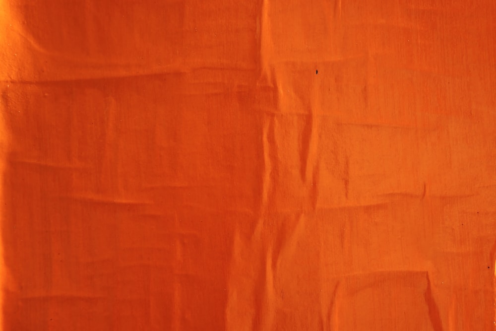 têxtil laranja no tecido branco
