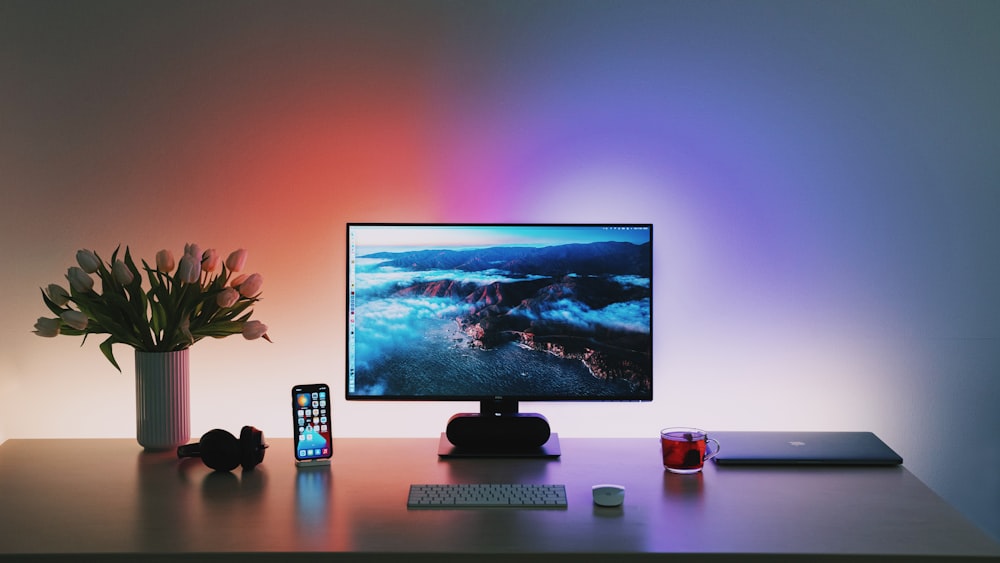 turned-on flat screen computer monitor with speakers and keyboard photo –  Free Image on Unsplash