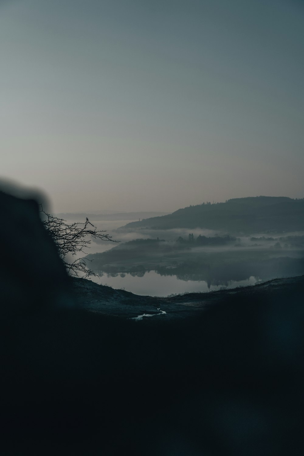 Schwarze Berge mit Nebel bedeckt