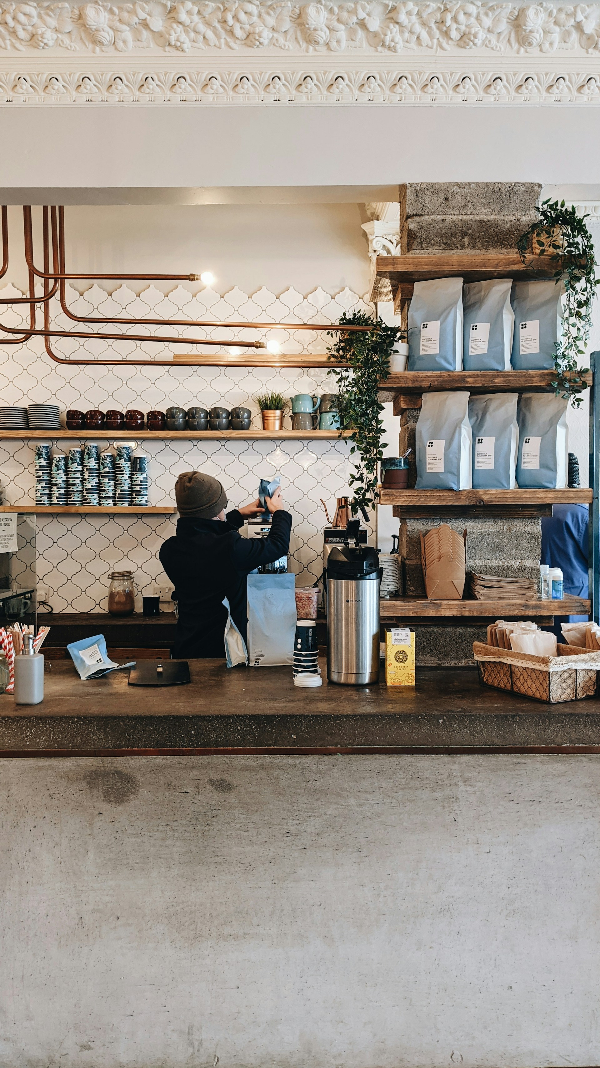 gray computer monitor