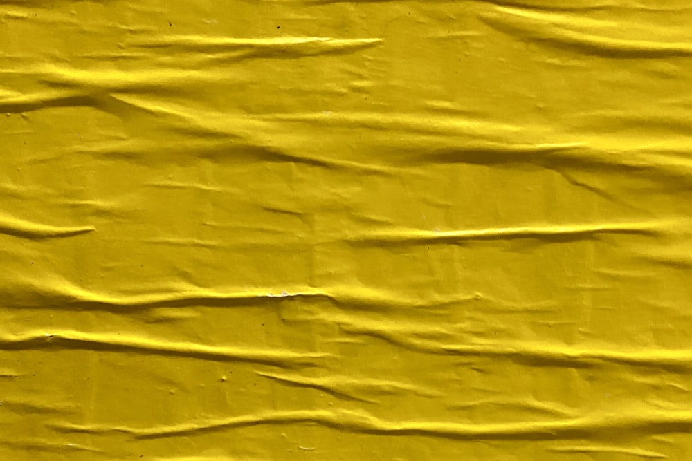 gelbes Textil mit schwarzem Schatten