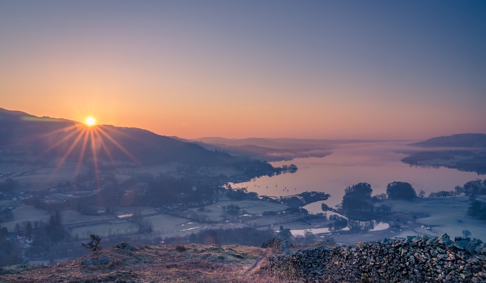 Luftaufnahme der Stadt bei Sonnenuntergang