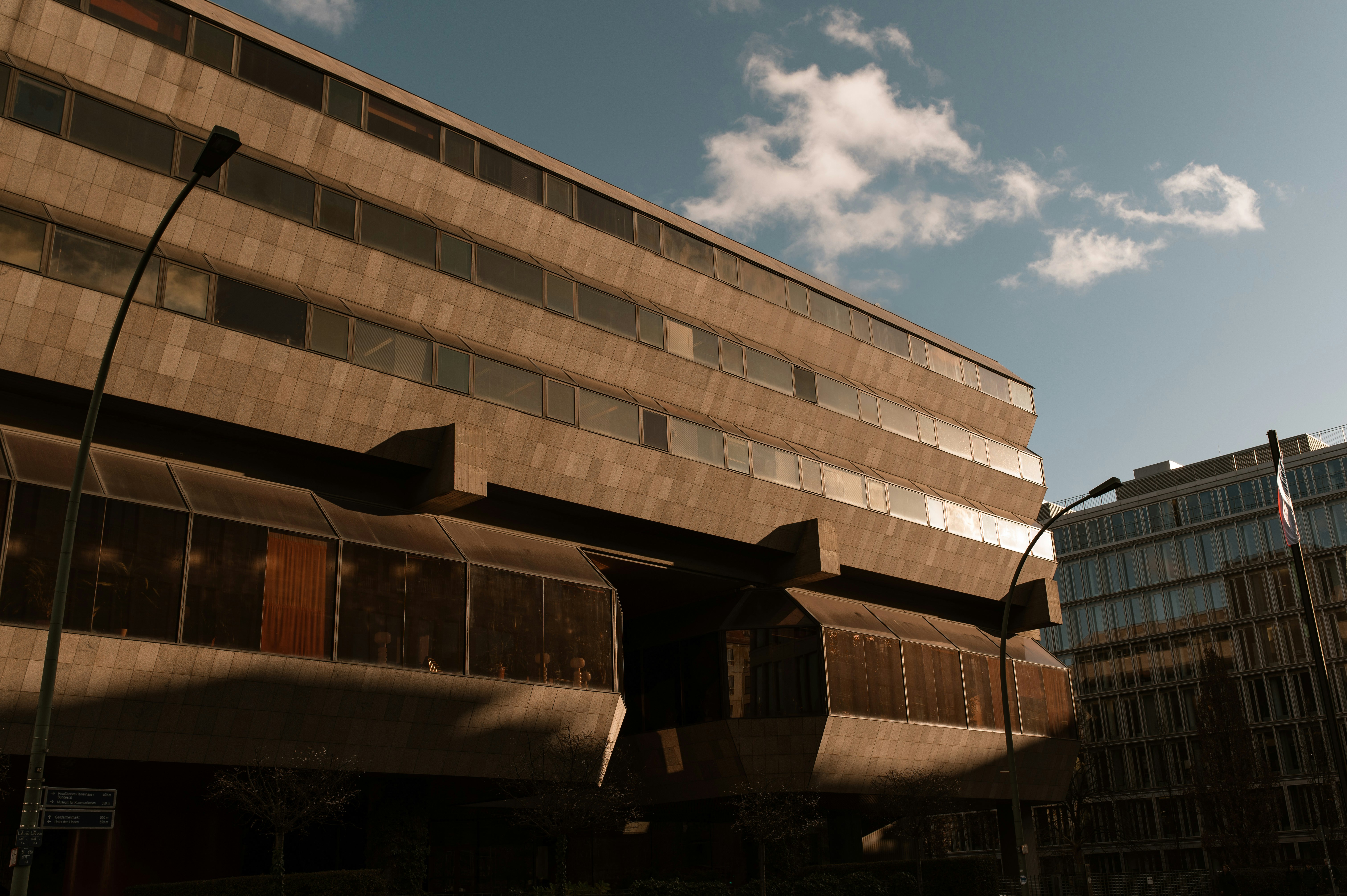 Braunes Betongebäude unter blauem Himmel tagsüber