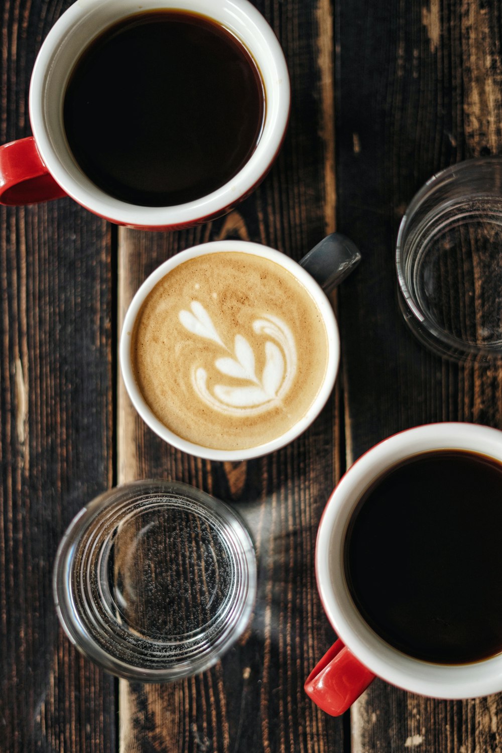 Taza de cerámica blanca con café