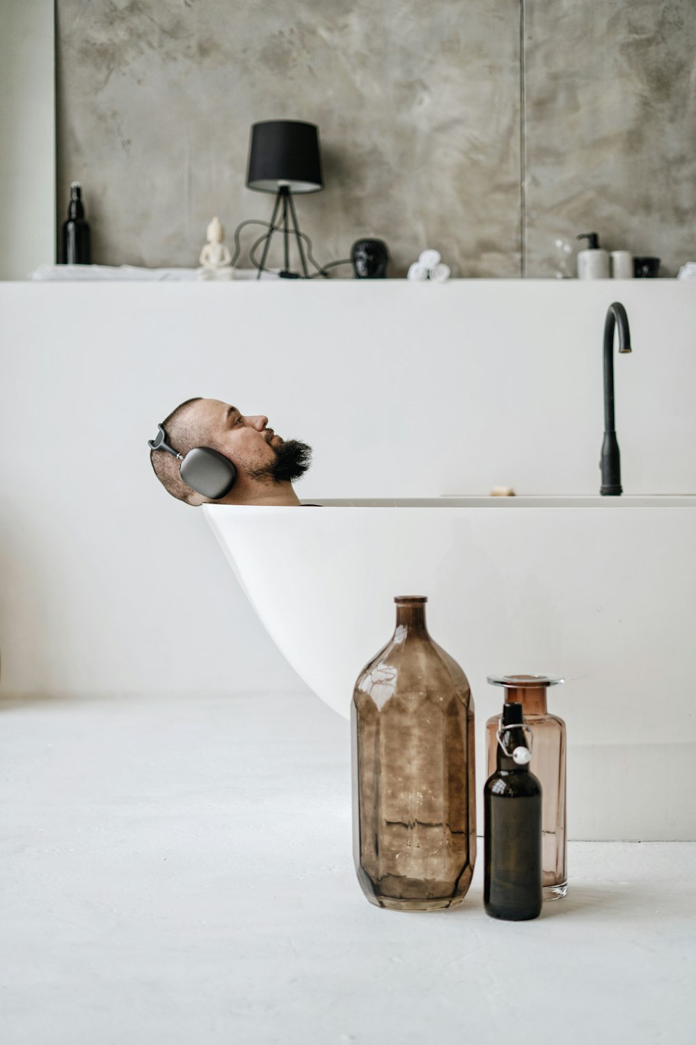 bouteille en verre brun sur table blanche