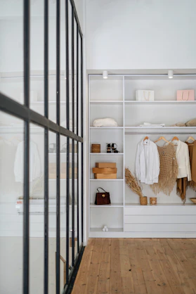 Un dressing sur mesure blanc avec une verrière noire