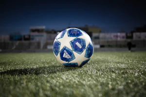 巴西队内马尔等球员训练中演练战术场景