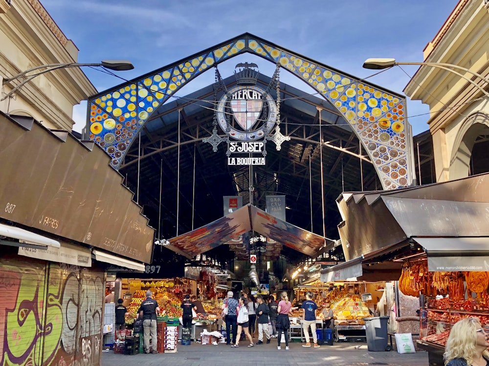 Menschen, die tagsüber auf dem Markt spazieren gehen