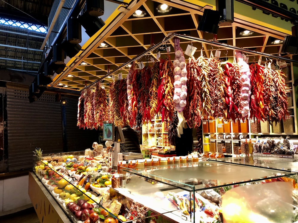 Carne cruda en el mostrador de exhibición