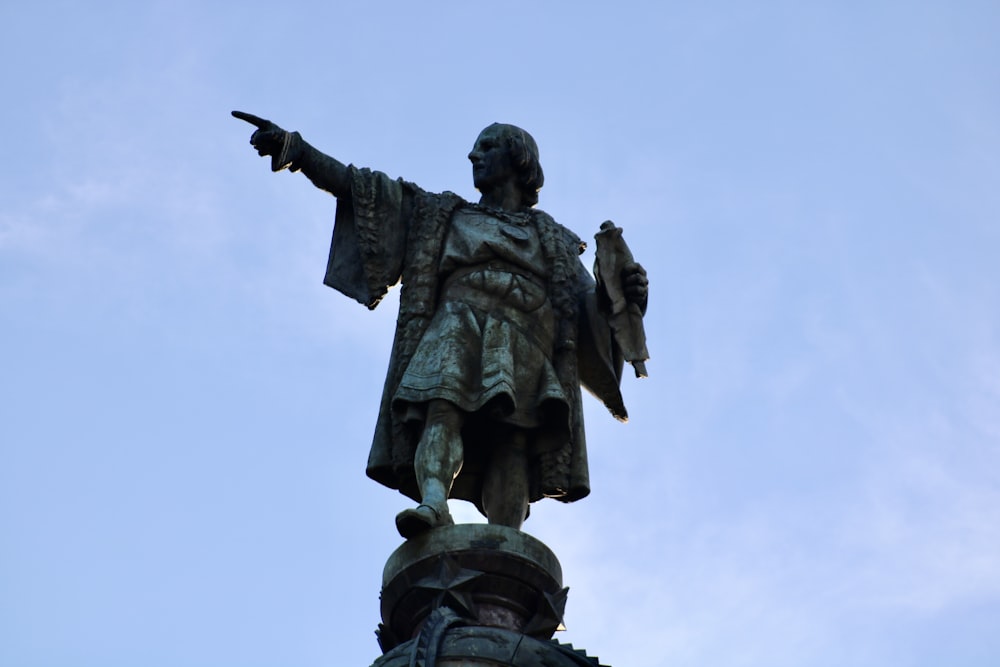 Estatua de hombre sosteniendo rifle