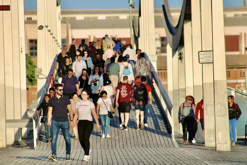 Personas que caminan por el carril peatonal durante el día