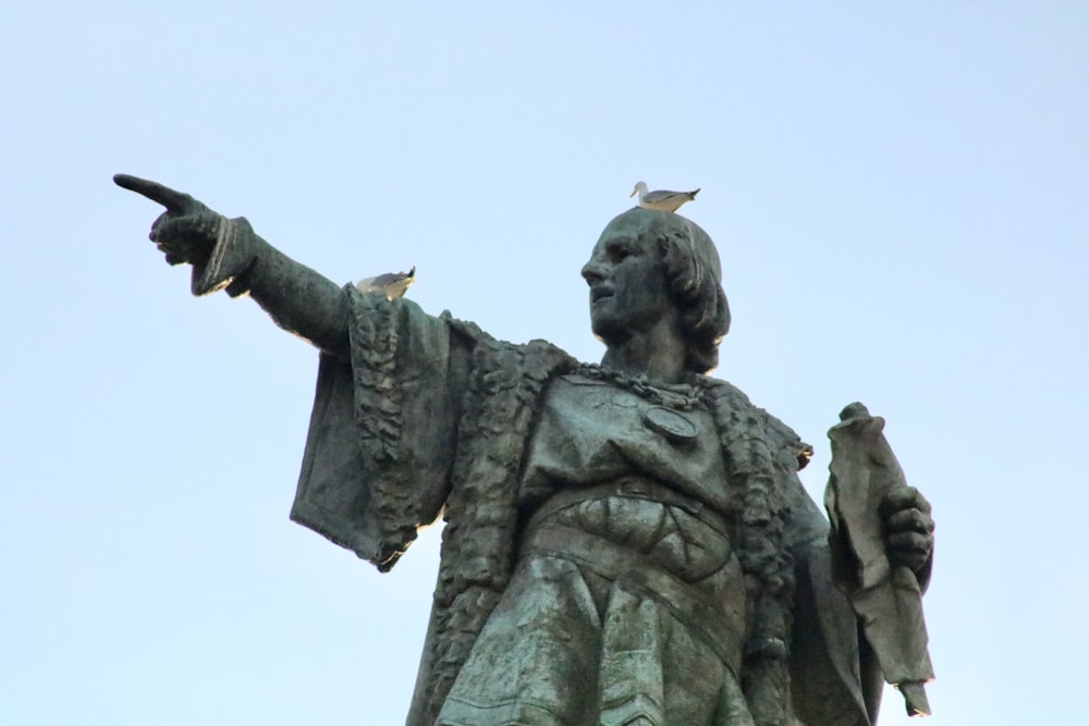 Persone in piedi vicino alla Statua della Libertà durante il giorno