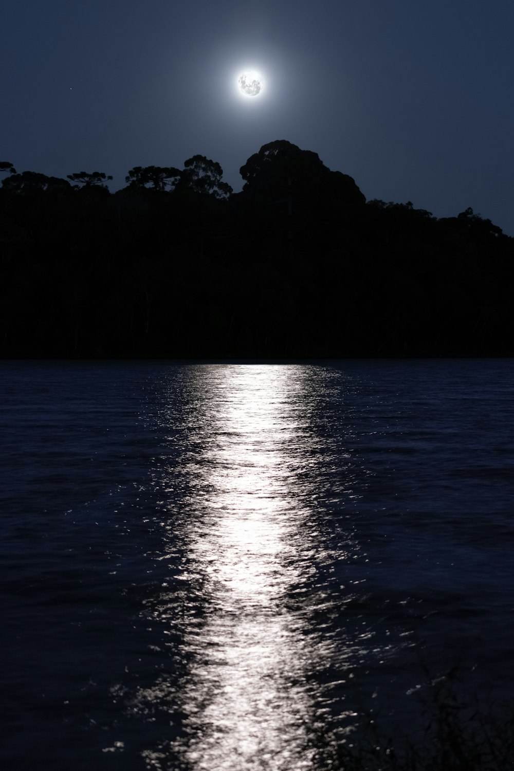 specchio d'acqua durante le ore notturne