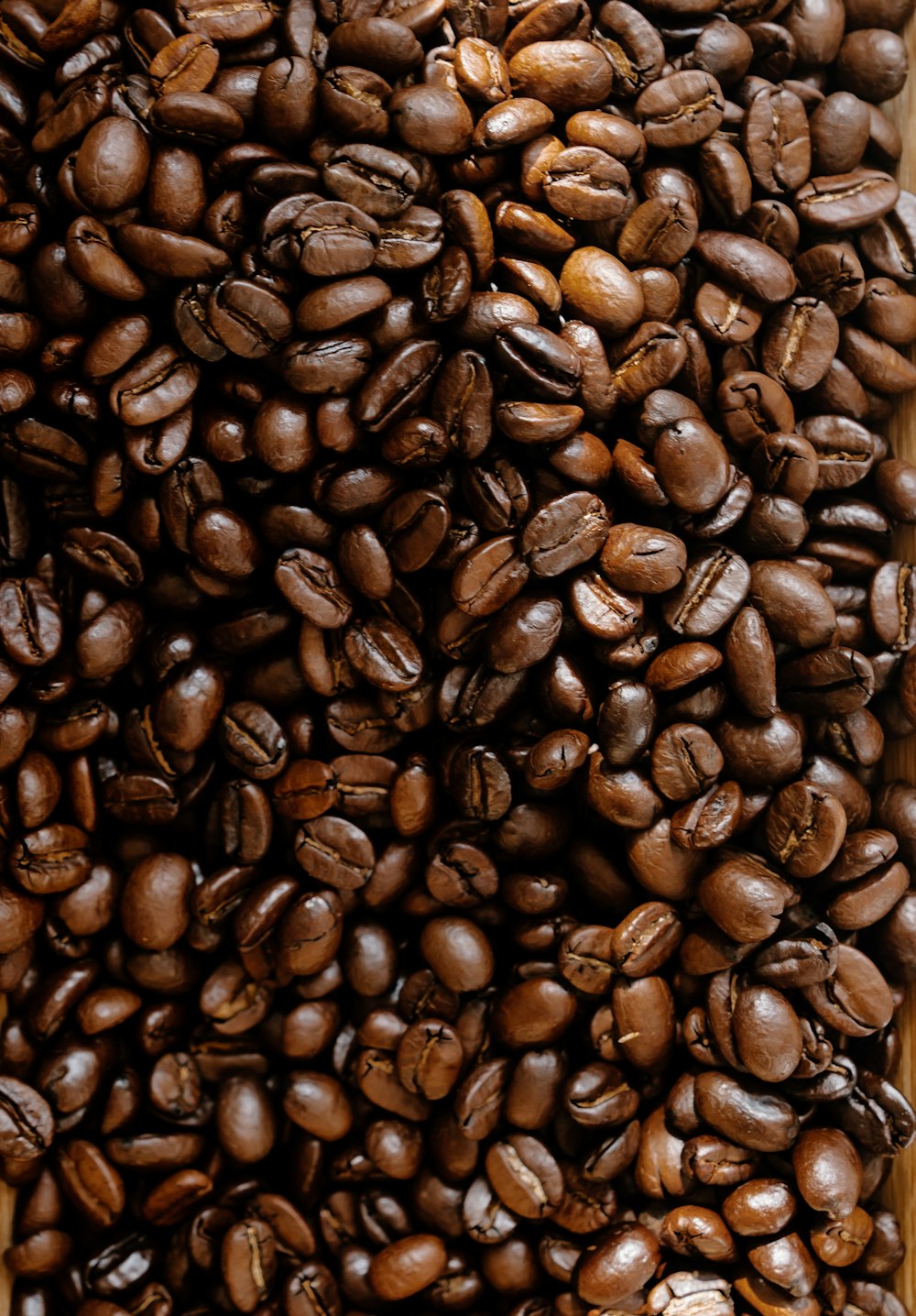 黒い表面にコーヒー豆