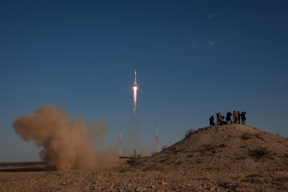 ソユーズロケットの打ち上げを見守るメディア