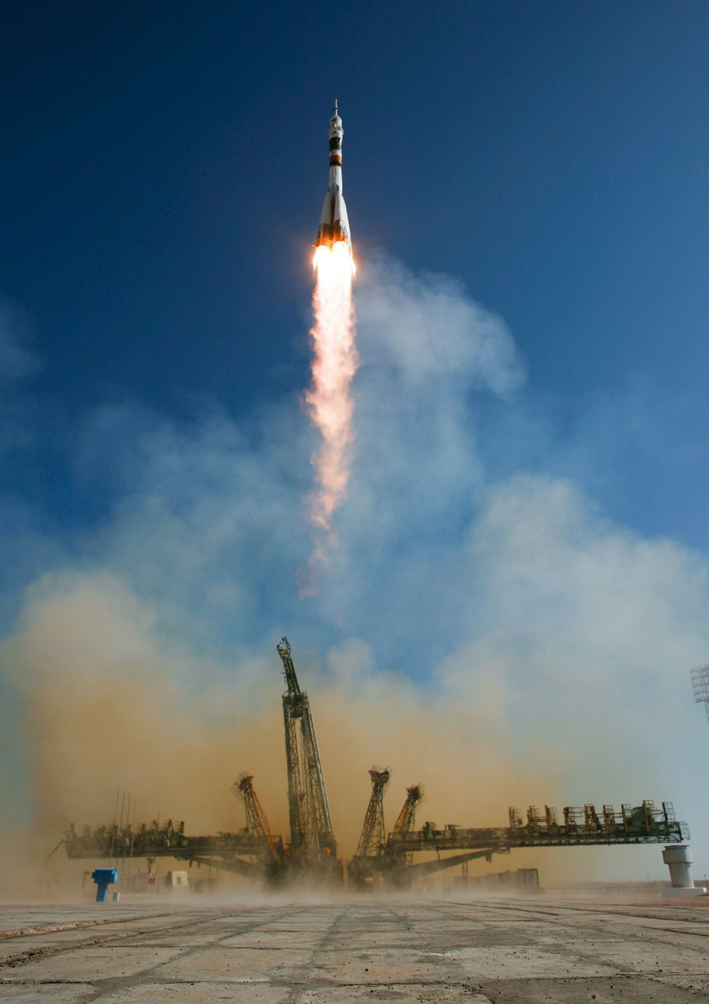 Foguete Soyuz é lançado a partir da plataforma de lançamento de Baikonur