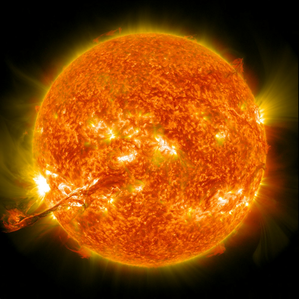 Il sole con l'espulsione di una massa corona