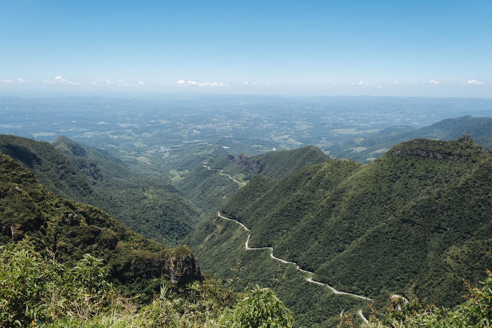 Montañas verdes bajo el cielo azul durante el día