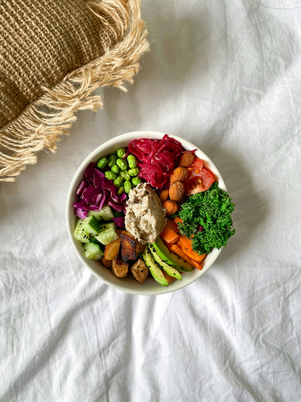 Ensalada de verduras en bol de cerámica blanca