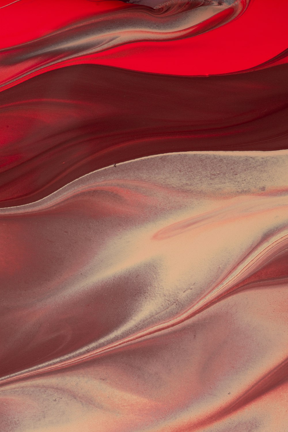 arena blanca con textil rojo