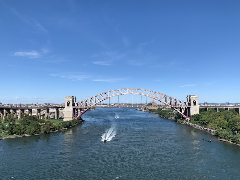 Puente blanco sobre el río bajo el cielo azul durante el día