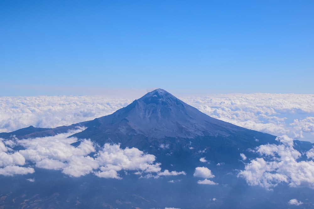 nubes blancas sobre la montaña cubierta de nieve