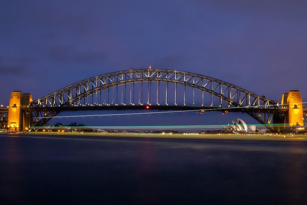 Weiße Brücke über Gewässer während der Nacht