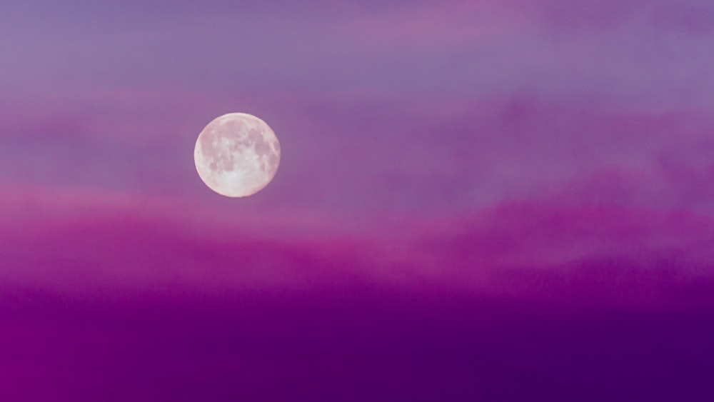 pleine lune dans le ciel violet