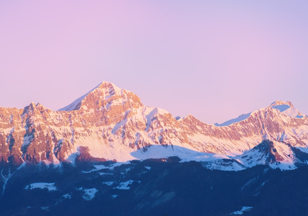 montagne enneigée pendant la journée