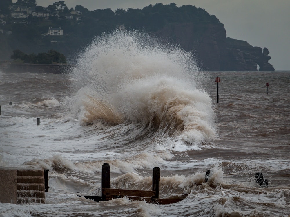 ondas do mar batendo em terra durante o dia