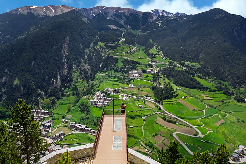 Vista aérea de montañas verdes durante el día