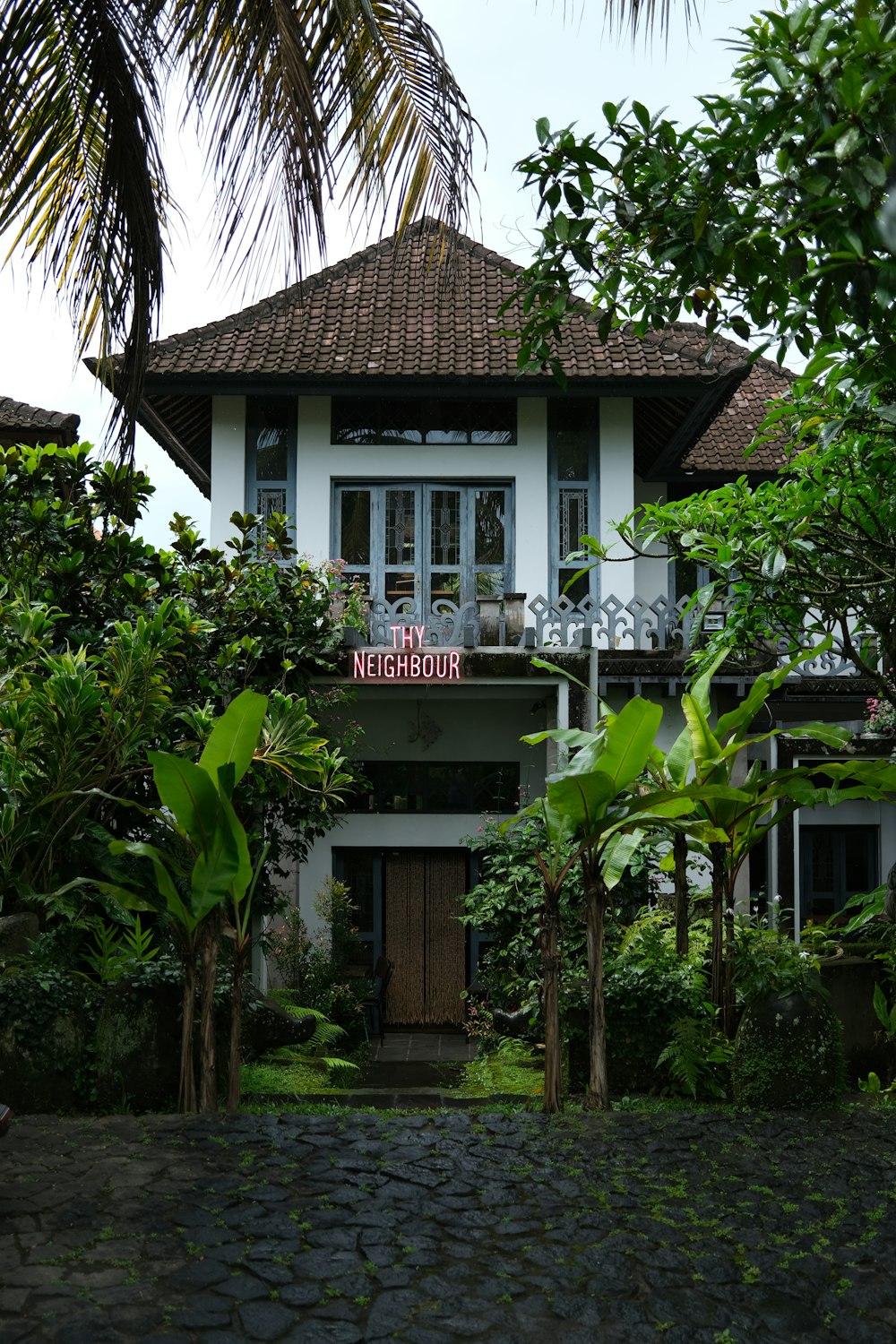 Maison en béton blanc et brun