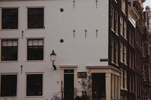 Exterior view of the practice building on Markegemstraat 44 in Wakken on a bright day.