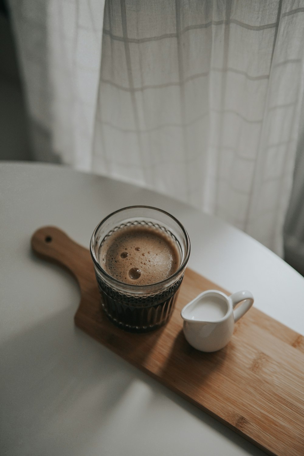 Mug en céramique blanche sur table en bois marron