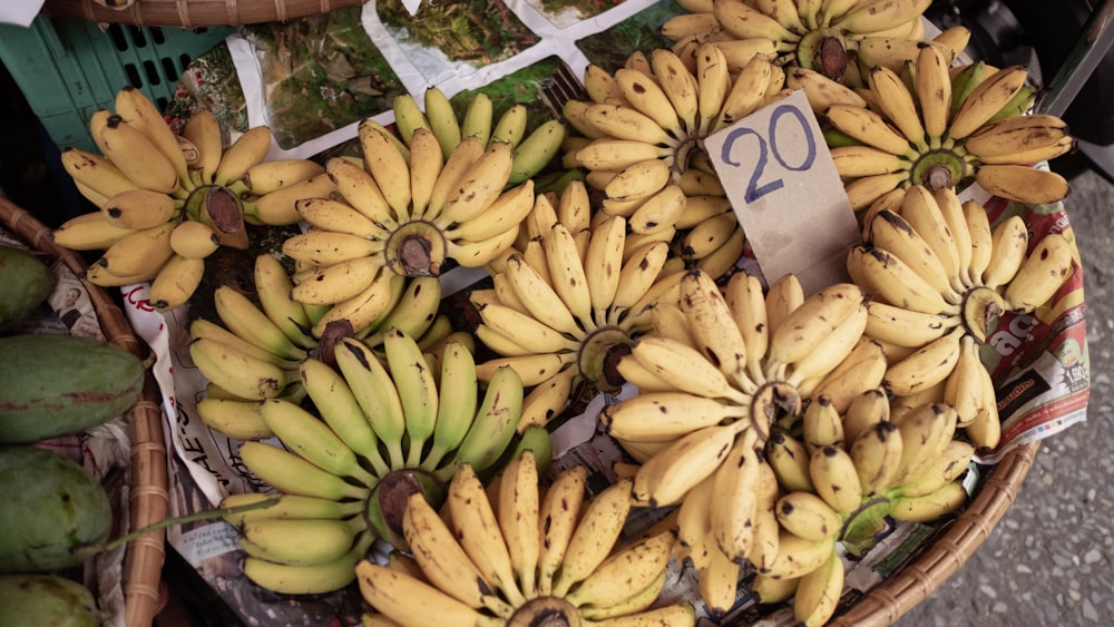 banane jaune sur papier blanc