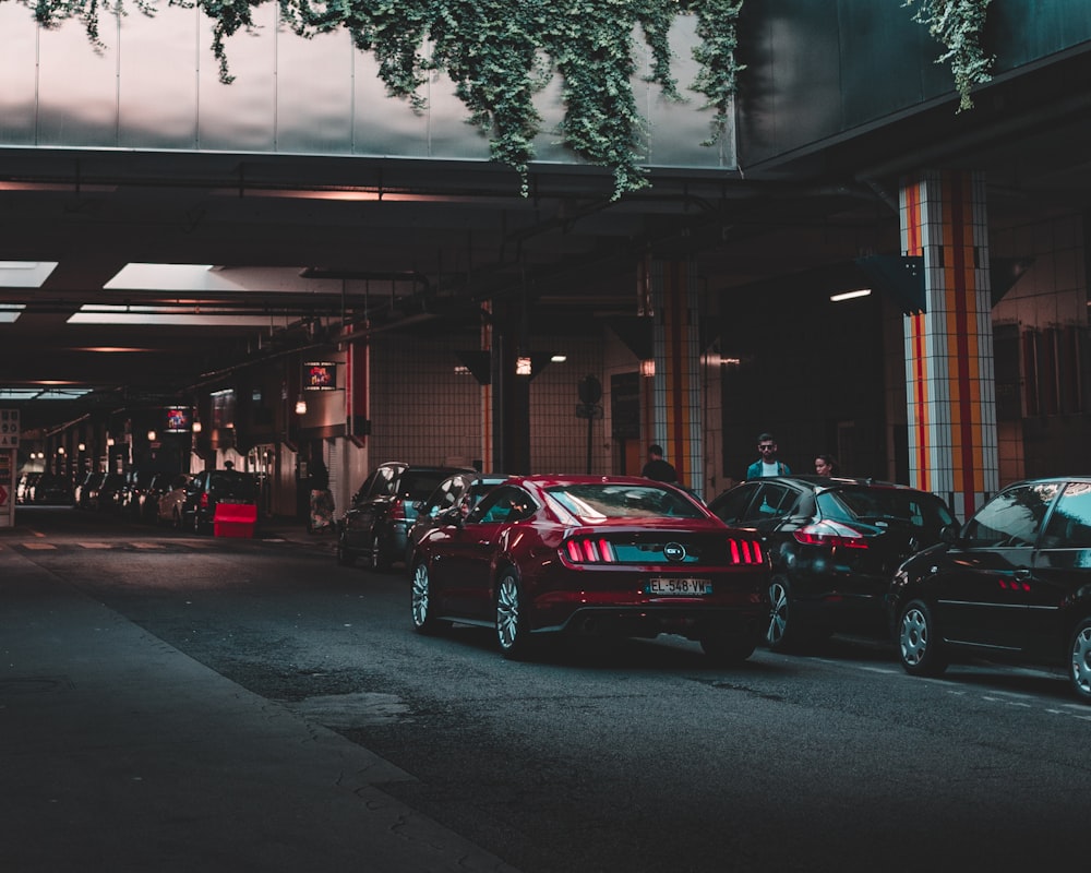 Voitures garées sur le parking pendant la nuit