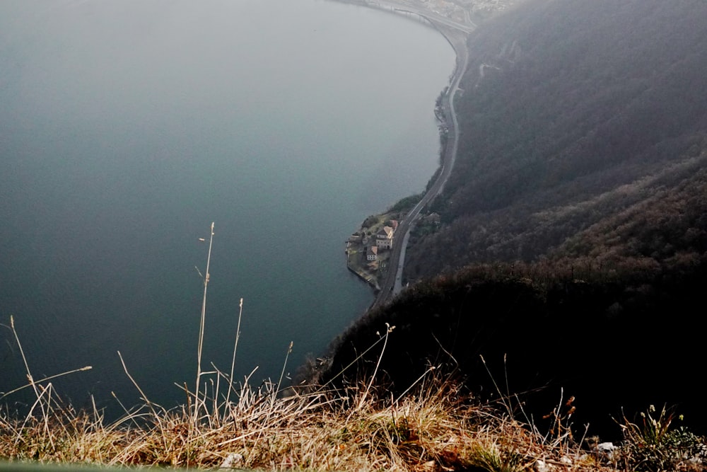 Luftaufnahme des Sees zwischen den Bergen tagsüber