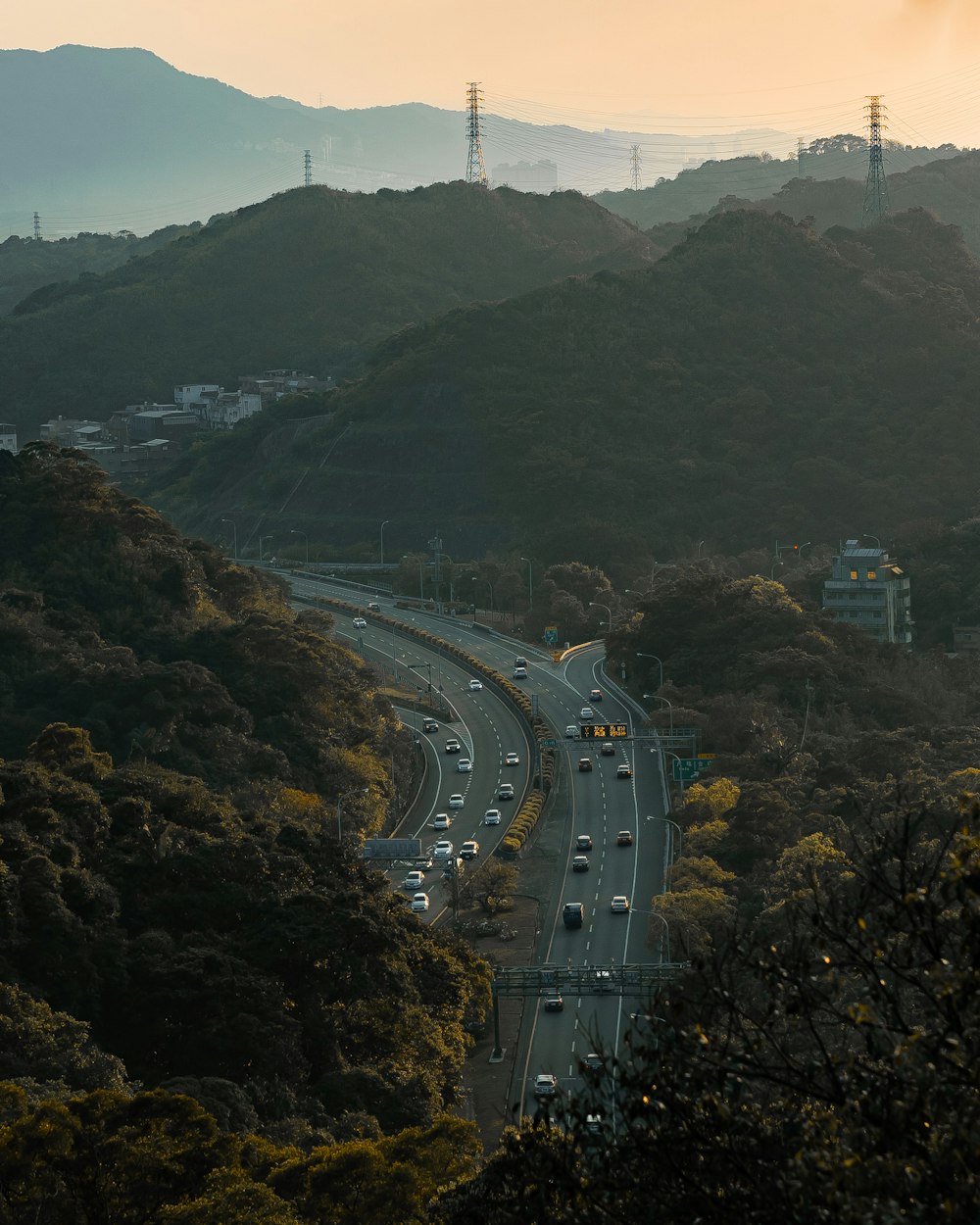 Coches en la carretera cerca de la montaña durante el día