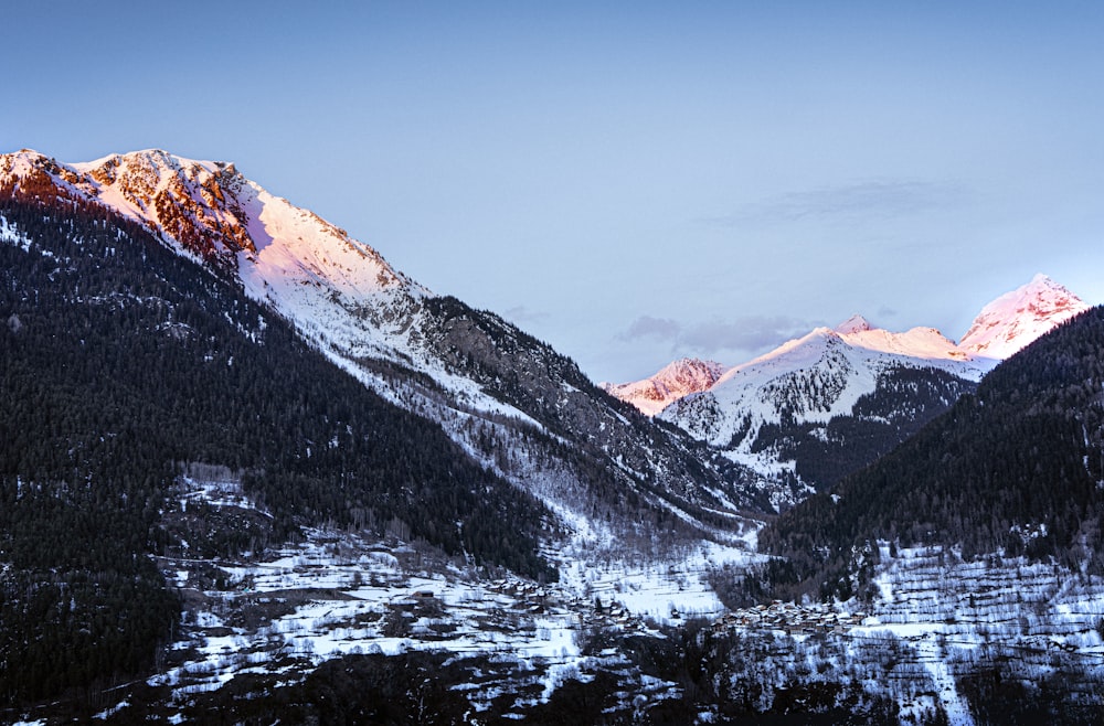 montanha coberta de neve durante o dia