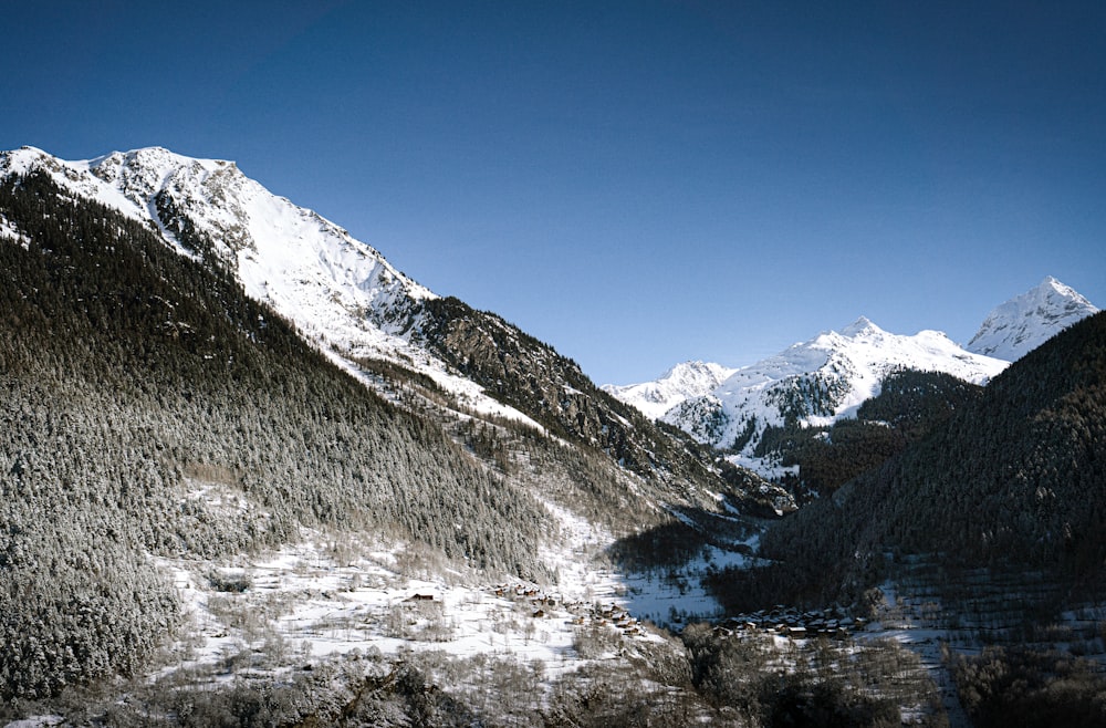 montanha coberta de neve durante o dia