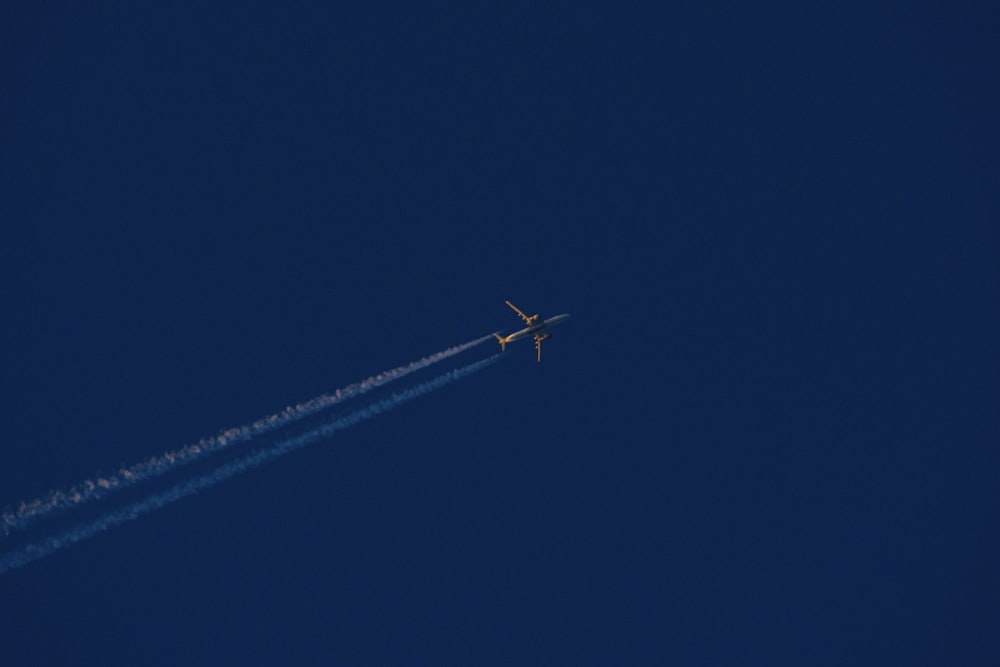 airplane in mid air during daytime