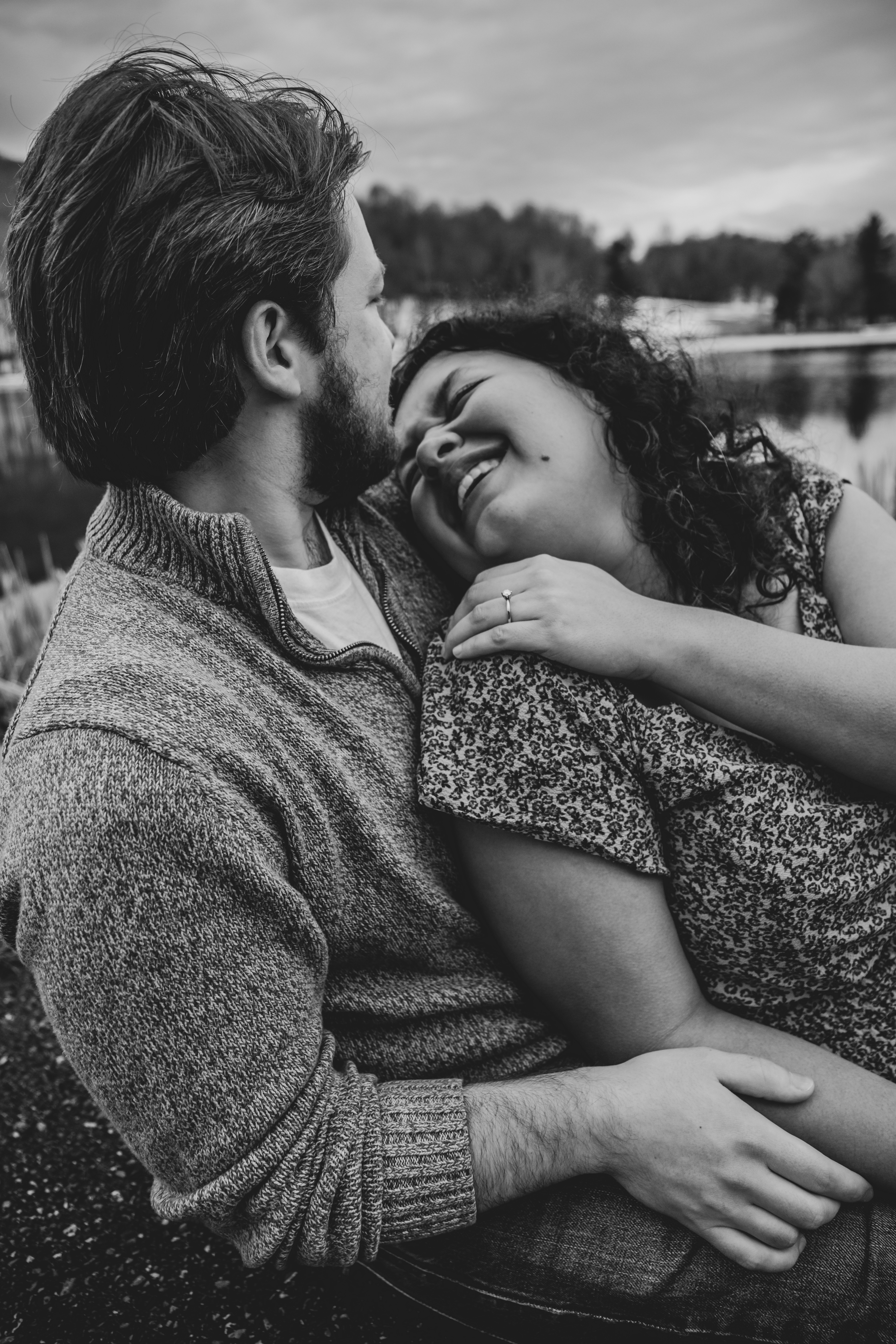 キスをしているカップルのグレースケール写真の写真 Unsplashで見つけるグレーの無料写真