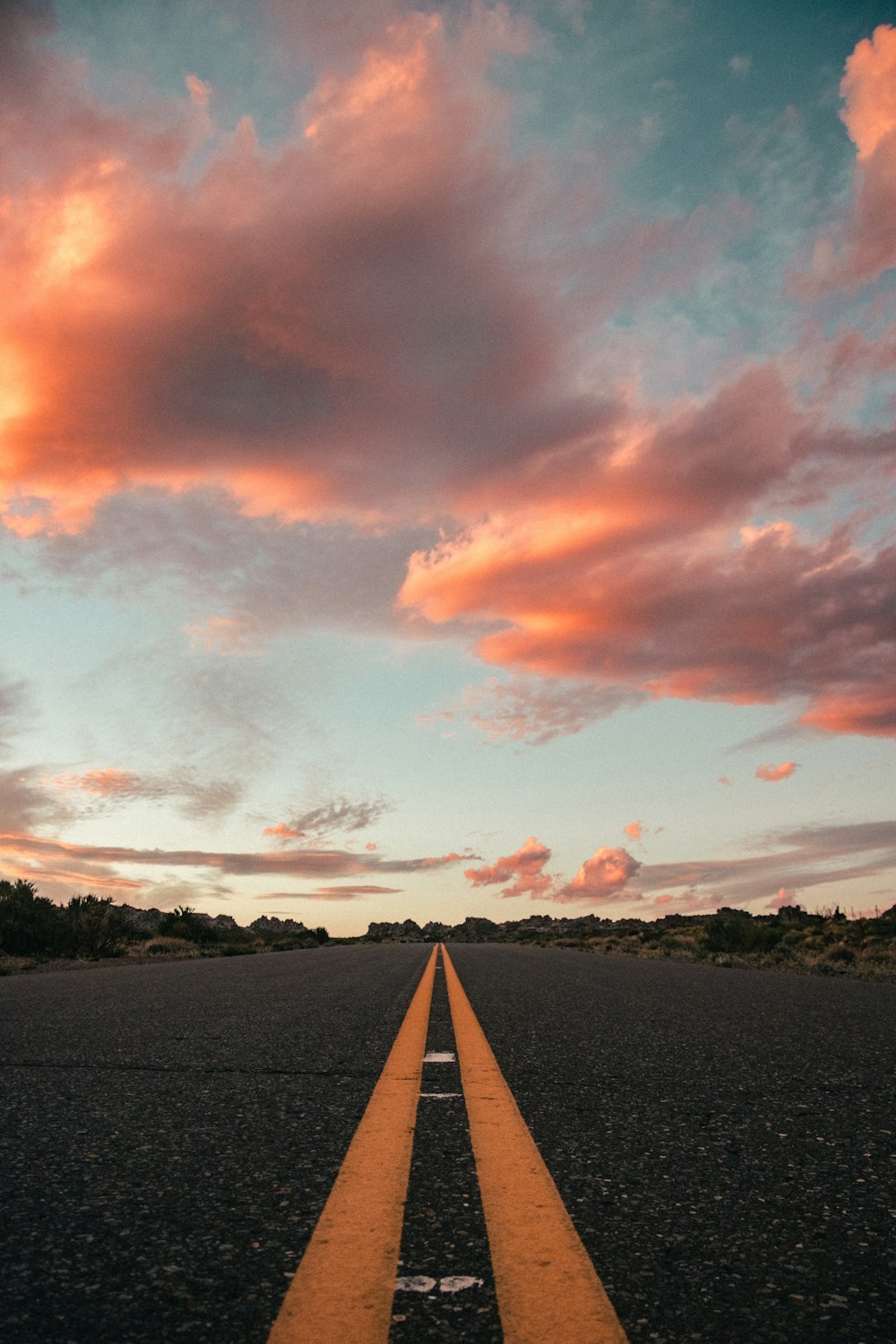 strada di cemento grigio sotto il cielo nuvoloso durante il giorno