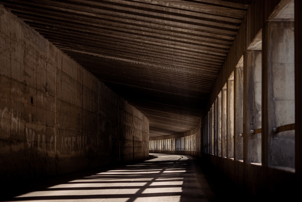 tunnel in legno marrone durante il giorno