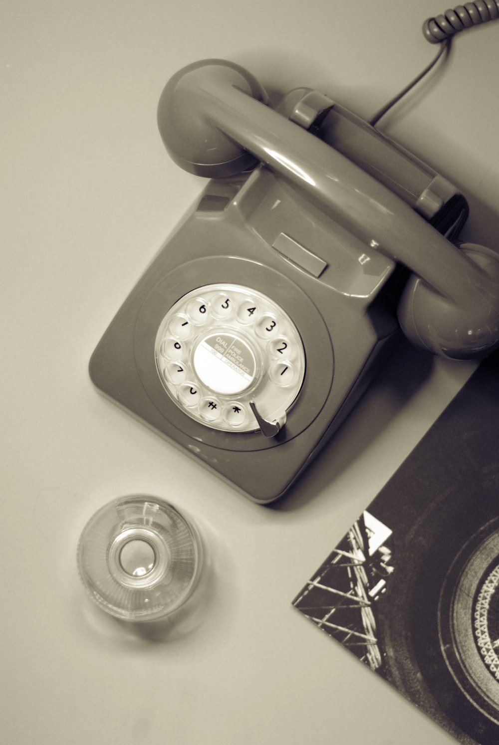 téléphone à cadran brun sur table blanche